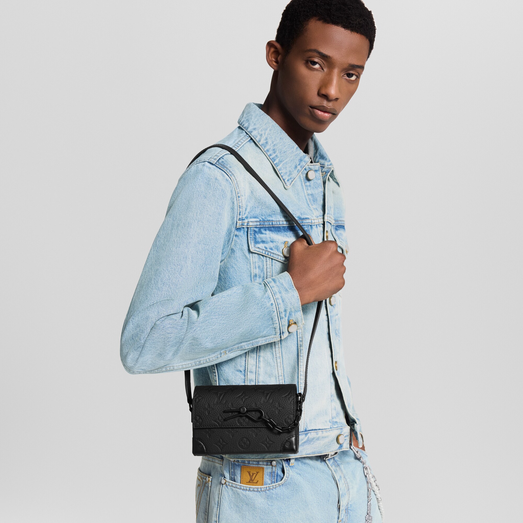 IENA【KURO/クロ】別注 クロップドデニムシャツ IENA（イエナ）の「KURO/クロ 別注 DENIM SH デニムシャツ（シャツ